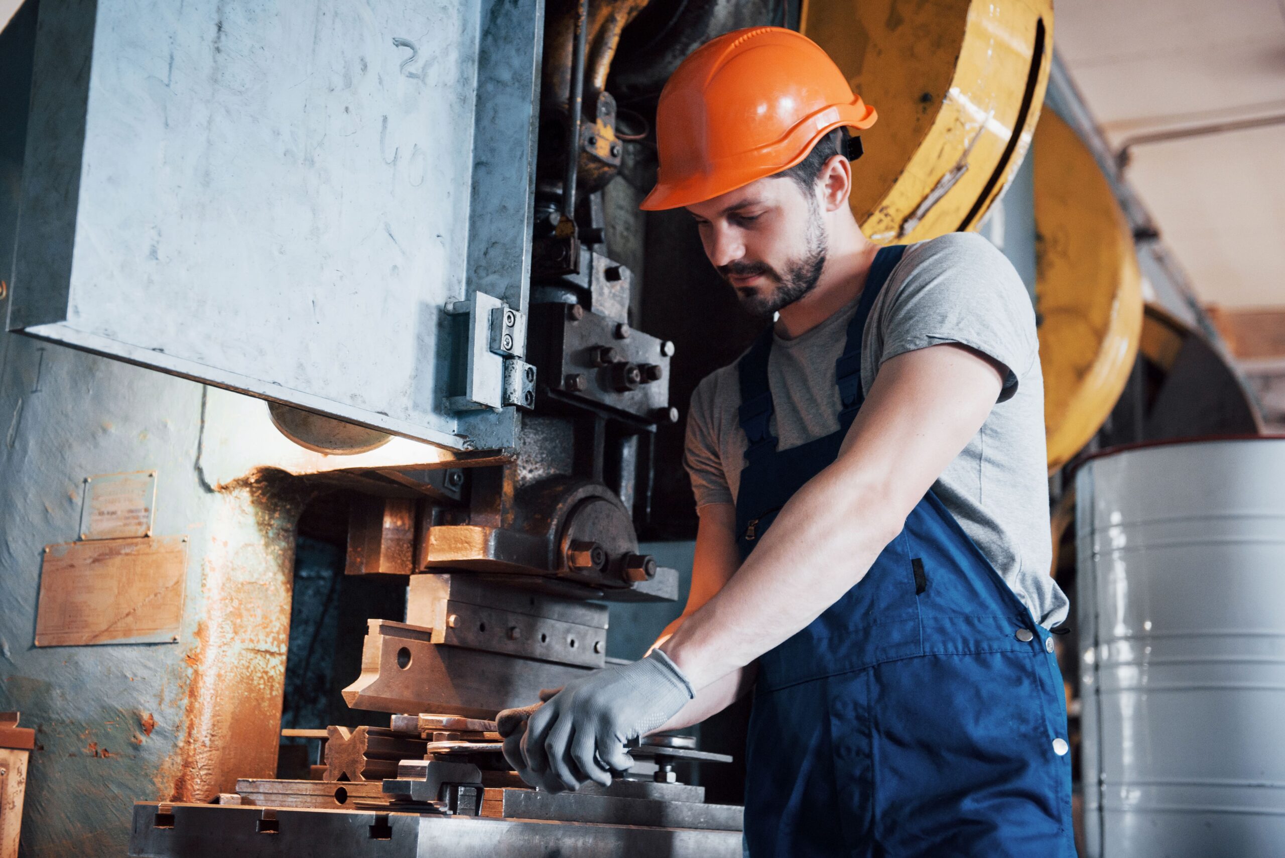 portrait-young-worker-hard-hat-large-metalworking-plant (4)-min